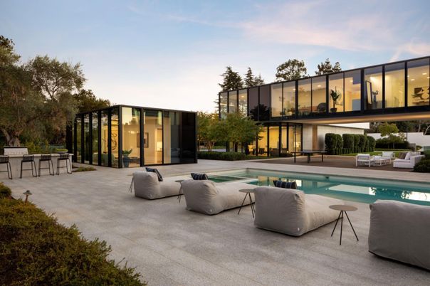 Exterior, Facade, Pool, Modern
