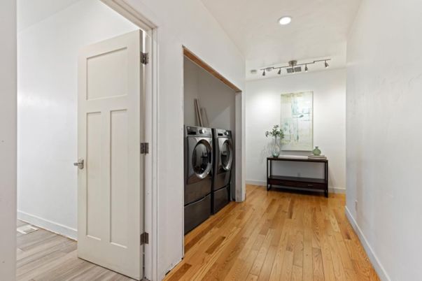 Interior, Recessed Lighting, Washer, Wood Texture Flooring