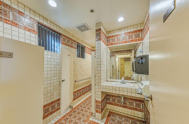 Bathroom, Interior, Recessed Lighting, Tile Countertops