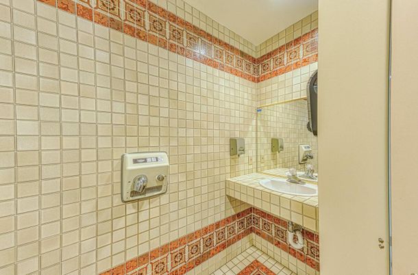 Bathroom, Interior, Recessed Lighting, Tile Countertops