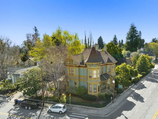 Exterior, Facade, Queen Anne Victorian