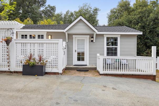Exterior, Facade, Ranch