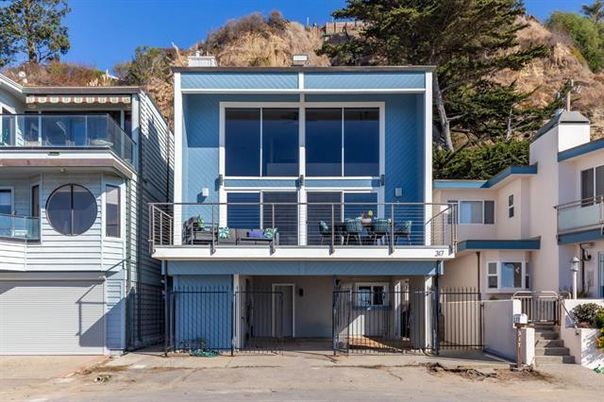 Exterior, Facade, Rowhouse