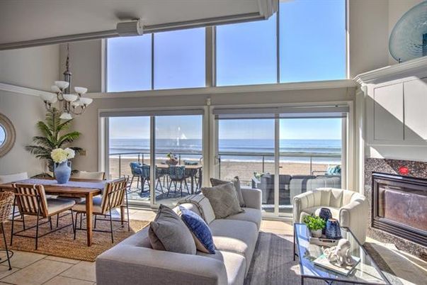 Chandelier, Dining room, Fireplace, Interior, Living room, Water