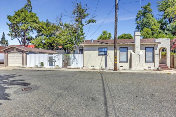 Exterior, Facade, Ranch