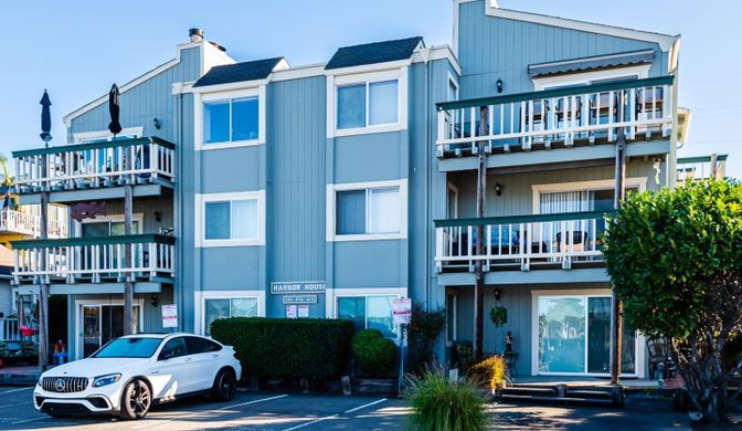 Exterior, Facade, Rowhouse