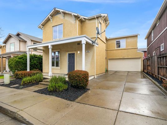 Attached, Exterior, Facade, American Craftsman