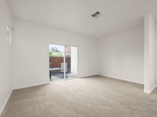 Empty room, Interior