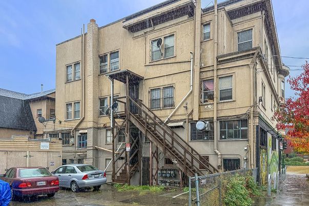 Exterior, Facade, Rowhouse