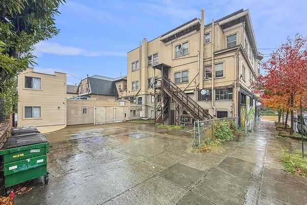 Exterior, Facade, Rowhouse