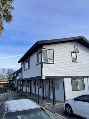 Exterior, Facade, Rowhouse