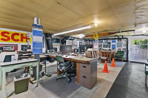 Home Office, Interior
