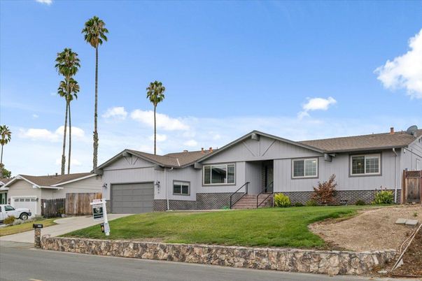Attached, Exterior, Facade, Ranch