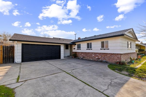 Attached, Exterior, Facade, Brick Facade, Ranch