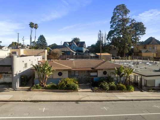 Exterior, Facade, Ranch