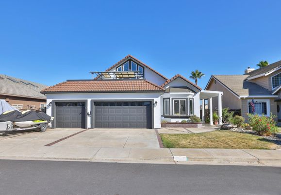 Attached, Exterior, Facade, American Craftsman