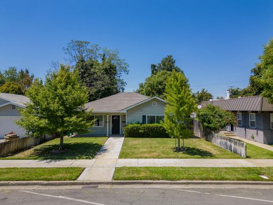 Exterior, Facade, Ranch