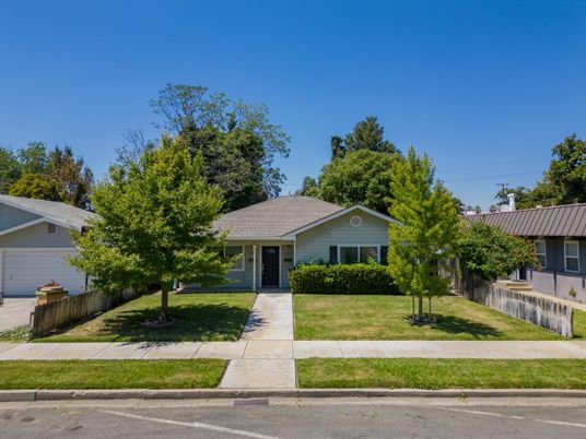 Exterior, Facade, Ranch