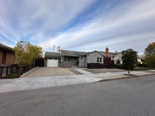 Attached, Exterior, Facade, Ranch