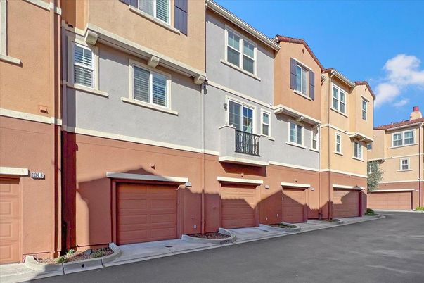 Attached, Exterior, Facade, Rowhouse