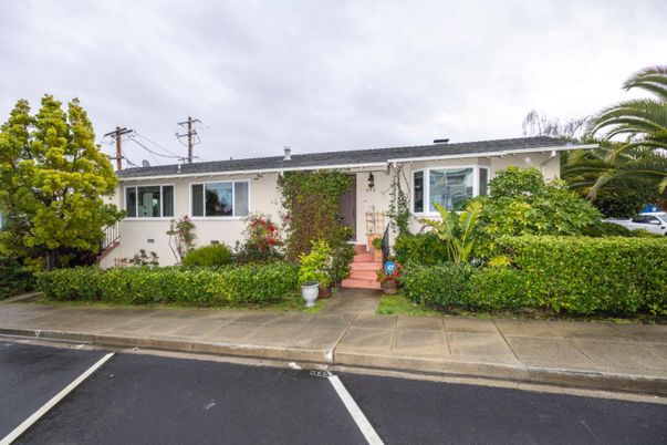 Exterior, Facade, Ranch