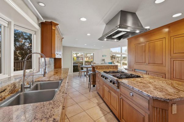 Dining room, Interior, Kitchen, Recessed Lighting, Stainless Steel Appliances