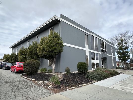 Exterior, Facade, Modern