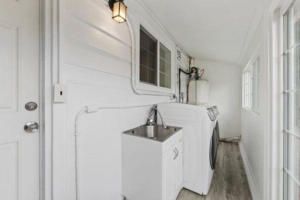 Interior, Utility Closets, Washer, Wood Texture Flooring