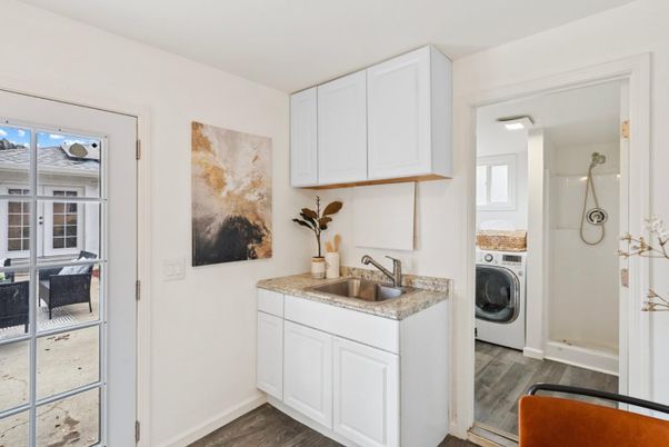 Interior, Washer, Wood Texture Flooring