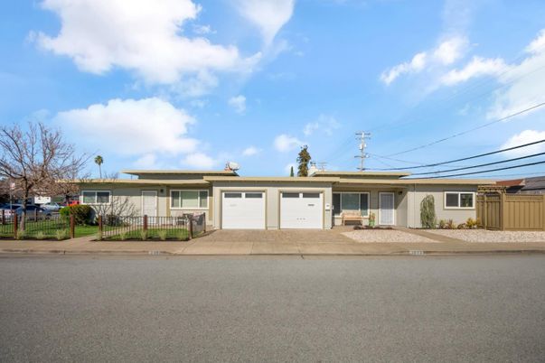 Attached, Exterior, Facade, Ranch