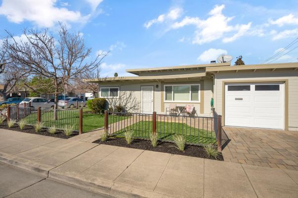 Attached, Exterior, Facade, Ranch