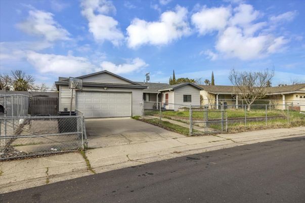 Attached, Exterior, Facade, Ranch
