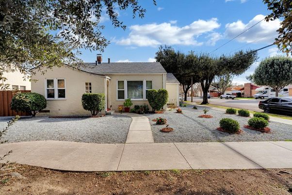Exterior, Facade, Ranch