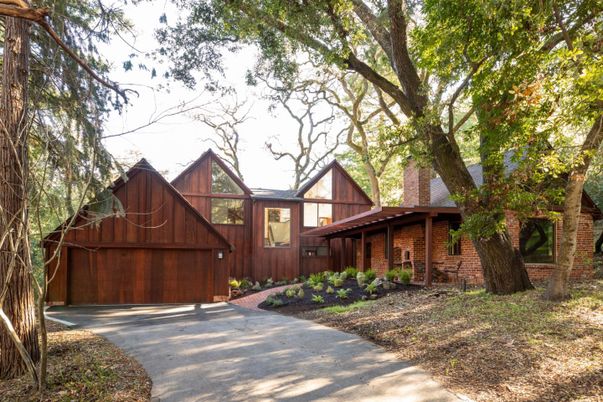 Attached, Exterior, Facade, Brick Facade, A Frame
