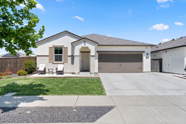 Attached, Exterior, Facade, Ranch