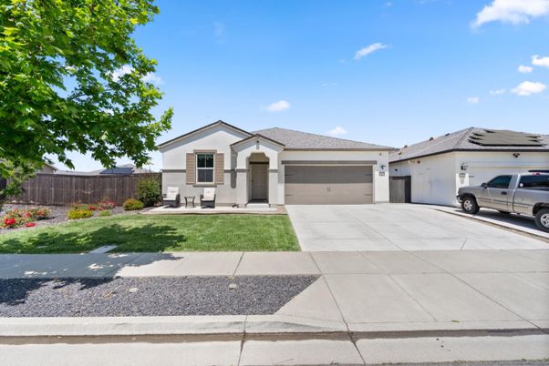 Attached, Exterior, Facade, Ranch