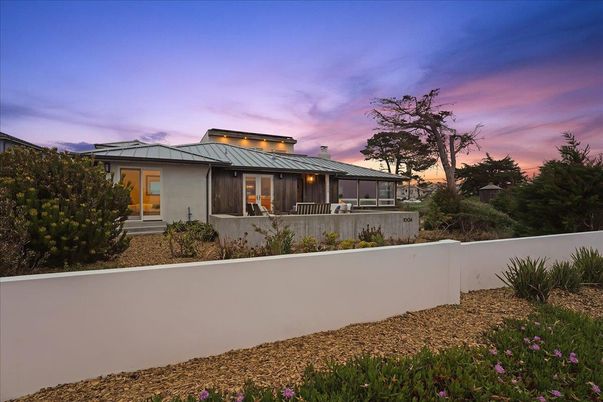 Exterior, Facade, Modern
