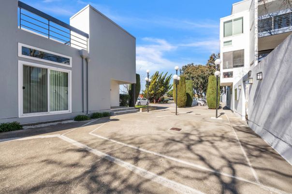 Exterior, Facade, Modern