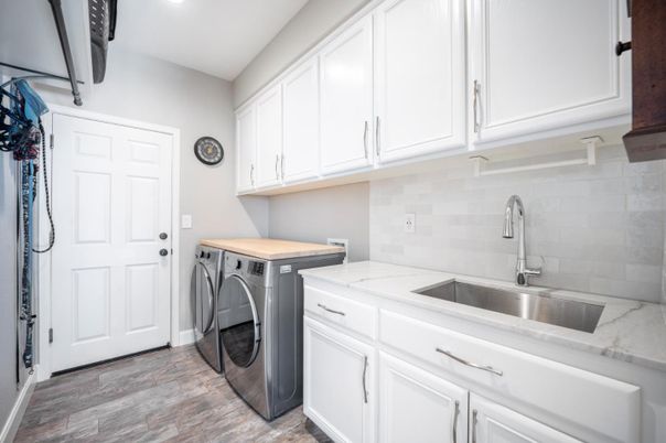 Interior, Recessed Lighting, Washer, Wood Texture Flooring