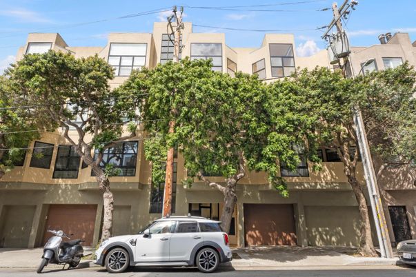 Attached, Exterior, Facade, Rowhouse