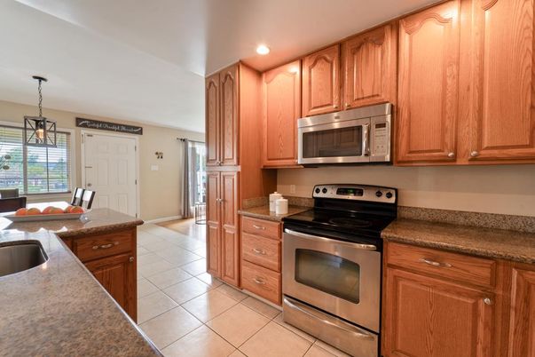 Dining room, Interior, Kitchen, Pendant Lights, Recessed Lighting, Stainless Steel Appliances
