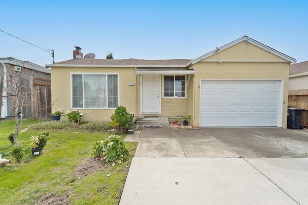 Attached, Exterior, Facade, Ranch