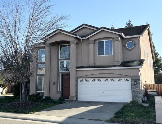 Attached, Exterior, Facade, Mediterranean