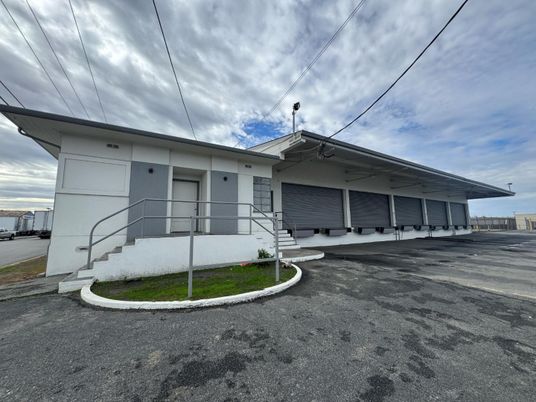 Attached, Exterior, Facade, None