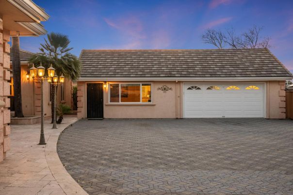 Attached, Exterior, Facade, Ranch