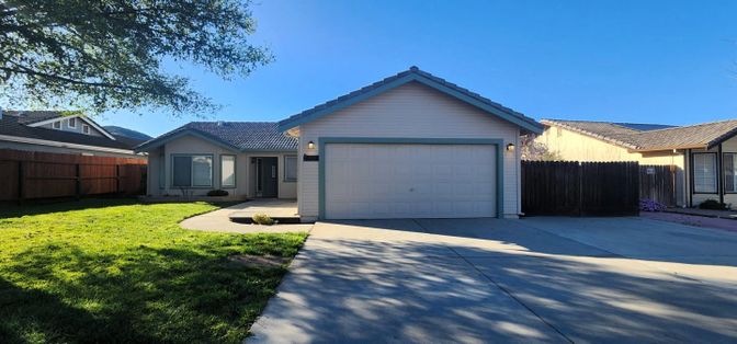 Attached, Exterior, Facade, Ranch