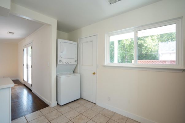 Interior, Utility Closets, Washer, Wood Texture Flooring