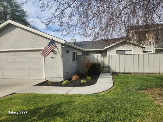 Attached, Exterior, Facade, Ranch
