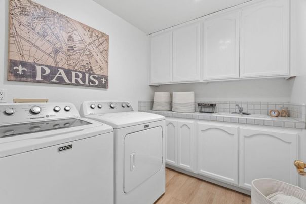 Interior, Washer, Wood Texture Flooring
