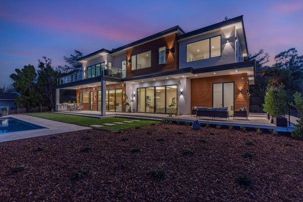 Backyard, Exterior, Facade, Pool, Modern